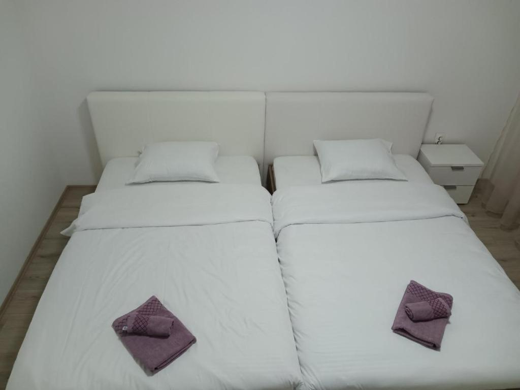 Lovely Square Apartment Purple Velvet Skopje Zimmer foto