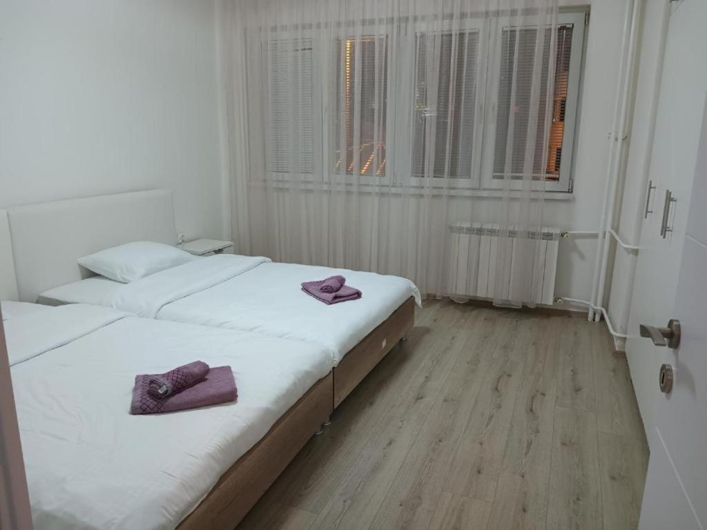 Lovely Square Apartment Purple Velvet Skopje Zimmer foto